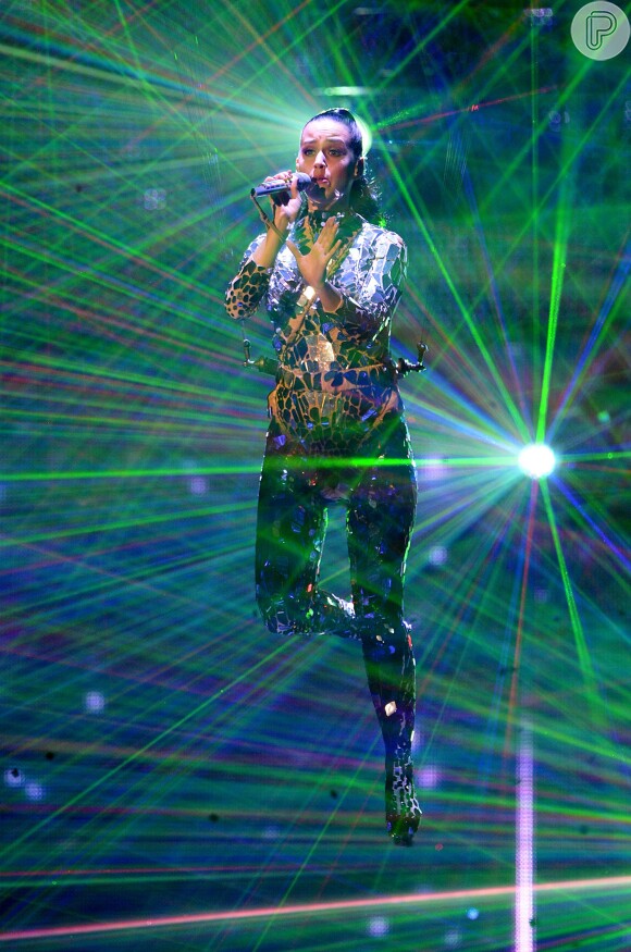 Katy Perry chamou a atenção com um figurino coberto de espelhos. A roupa foi inspirada no nome de seu mais recente álbum, 'Prism'