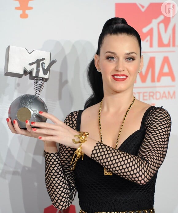 Katy Perry aparece sem aliança ao posar para os fotógrafos com o troféu