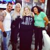 Monique Evans está feliz e publicou uma foto cuidando dos cabelo com a equipe de um salão do Rio