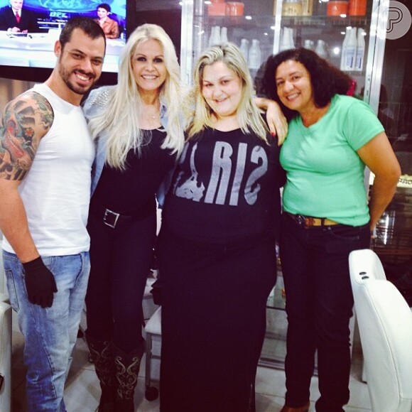 Monique Evans está feliz e publicou uma foto cuidando dos cabelo com a equipe de um salão do Rio
