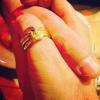 Monique Evans ganhou um anel de ouro do novo namorado e mostrou o mimo aos seguidores do Instagram