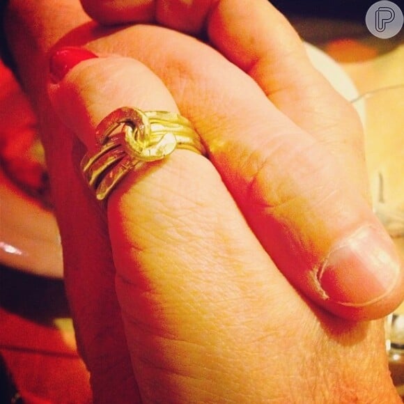 Monique Evans ganhou um anel de ouro do novo namorado e mostrou o mimo aos seguidores do Instagram