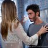 Lili (Juliana Paiva) vai ajudar William (Thiago Rodrigues) a limpar o curativo e os dois acabam se beijando, em 'Além do Horizonte''