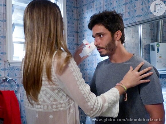 Lili (Juliana Paiva) vai ajudar William (Thiago Rodrigues) a limpar o curativo e os dois acabam se beijando, em 'Além do Horizonte''