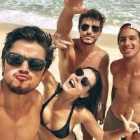 Solteira, Giovanna Lancellotti curte praia com Rodrigo Simas e amigos
