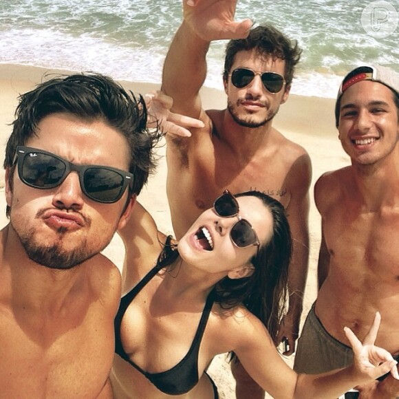 Giovanna Lancellotti curte praia com Rodrigo Simas e amigos, no Rio de Janeiro, em 12 de novembro de 2013