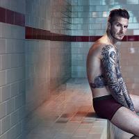 David Beckham posa de cueca em vestiário antigo para catálogo de roupas
