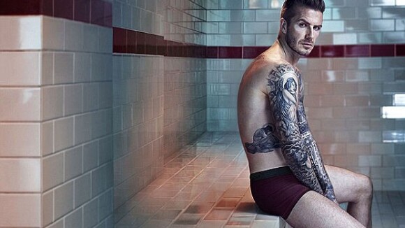 David Beckham posa de cueca em vestiário antigo para catálogo de roupas