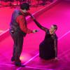 Giulia Gam faz dança sensual no palco do Prêmio Extra de TV 2013 durante o show de Tiago Abravanel