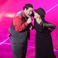 Giulia Gam perde bolsa em premiação e dança no palco com Tiago Abravanel