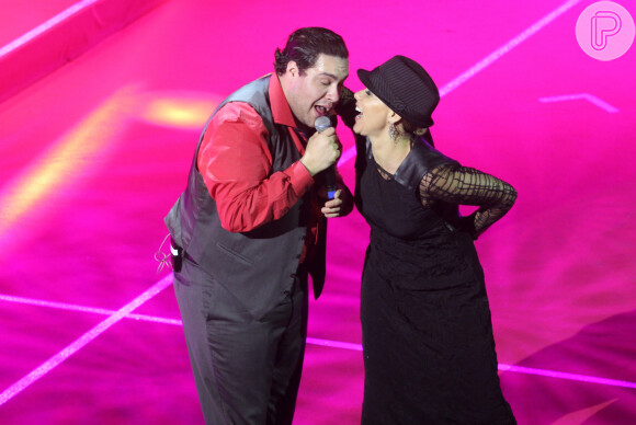 Giulia Gam dança no palco durante o show de Tiago Abravanel no Prêmio Extra de Televisão 2013, em 12 de novembro de 2013