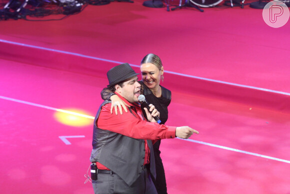 Giulia Gam fica boa parte dançando no palco durante o show de Tiago Abravanel no Prêmio Extra de TV 2013
