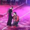 Giulia Gam recebe beijo de Tiago Abravanel no palco do Prêmio Extra de TV 2013