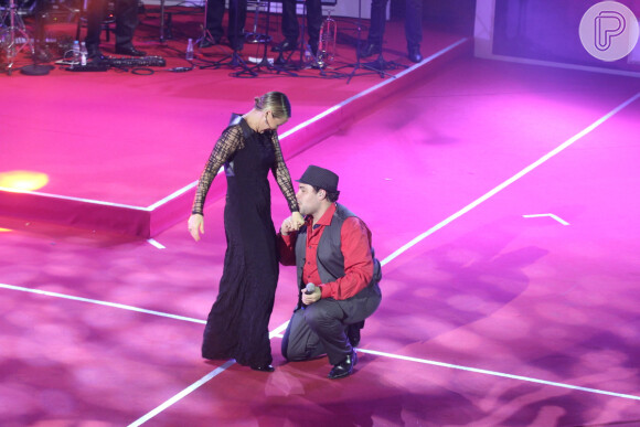 Giulia Gam recebe beijo de Tiago Abravanel no palco do Prêmio Extra de TV 2013