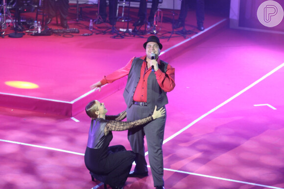 Giulia Gam se ajoelha e brinca com Tiago Abravanel no palco do Prêmio Extra de TV 2013