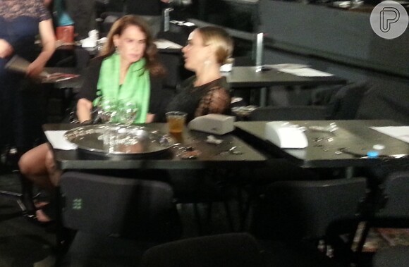 Giulia Gam respira aliviada ao encontrar a bolsa. A atriz Xuxa Lopes a acompanhou no Prêmio Extra