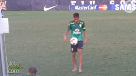 Mesmo liberado do treino, Neymar continuou no gramado inventando movimentos diferentes ao fazer as tradicionais embaixadinhas