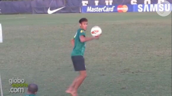 Observado por Daniel Alves, Neymar fez, inclusive, uma embaixadinha usando o calcanhar