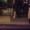 Nanda Costa fica descalça em bar carioca