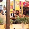 Nanda Costa conversa com amigos em bar do Rio