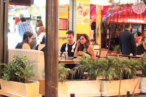 Nanda Costa conversa com amigos em bar do Rio