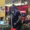 Nanda Costa beija muito em bar do Leblon, no Rio