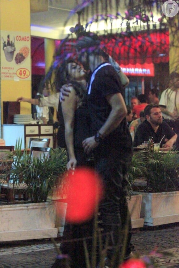 Nanda Costa beija muito em bar do Leblon, no Rio