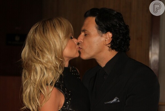 Eliana beijou o marido, o produtor musical João Marcelo Bôscoli, na chegada ao Bar Barreto, localizado no Hotel Fasano de São Paulo, para comemorar seus 40 anos
