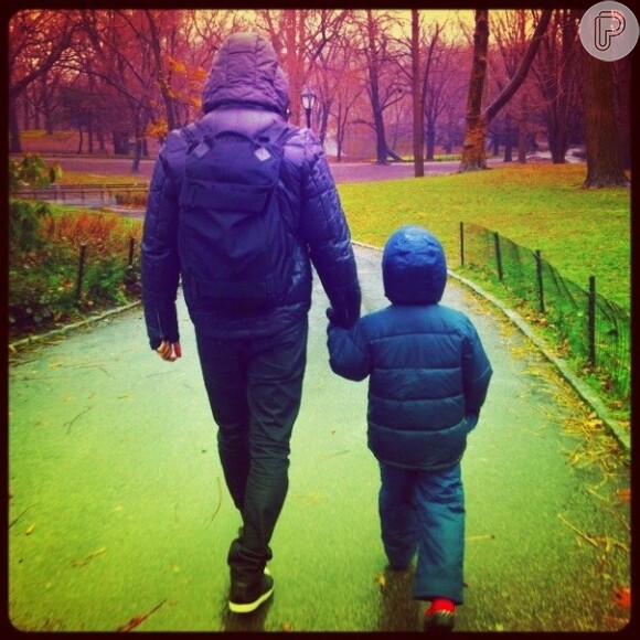 Cássio Reis passeia com o filho no Central Park, em Nova York, em 27 de dezembro de 2012