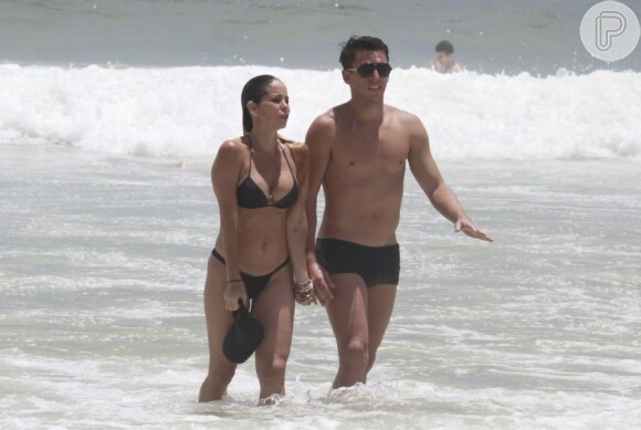 Danielle Winits foi com o namorado, o jogador de futebol Amaury Nunes, à praia da Barra da Tijuca, na zona oeste do Rio