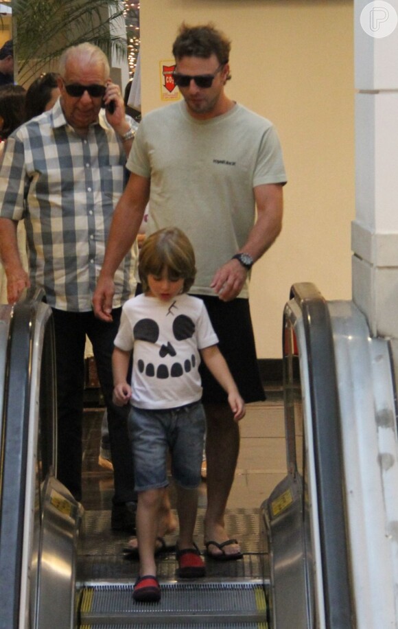 Cássio Reis passeia com o filho, Noah, em shopping do Rio