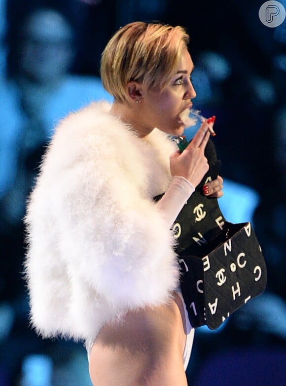 Miley Cyrus fumou cigarro de maconha durante o EMA 2013, em Amsterdã, na Holanda. O consumo da droga é liberado no país