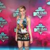 Miley Cyrus usou vestido com estampa dos rappers Tupac e Notorious B.i.g no tapete vermelho do EMA 2013