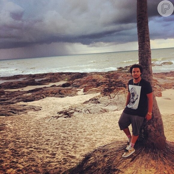 Encantado com a Costa do Sauípe, Connor publicou foto no Instagram. "Bom dia, Brasil", escreveu, postando uma imagem da na praia ao amanhecer