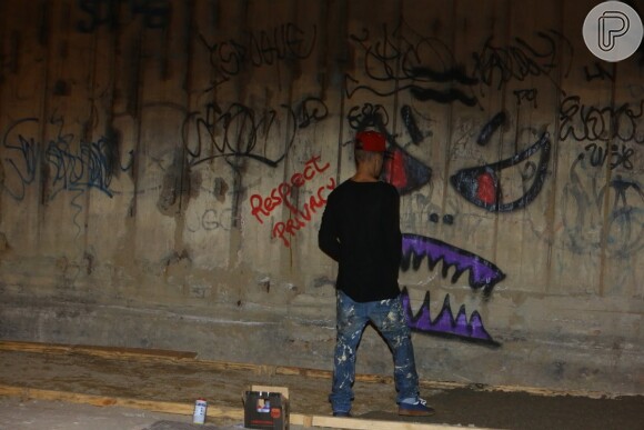 Justin Bieber foi flagrado pichando muro em São Conrado, na Zona Sul do Rio de Janeiro, durante sua passagem pela cidade