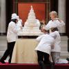 O bolo do casamento real foi dividido em 650 pedaços e pode ser servido por diversos anos, para que seja cumprida tradição de servir fatias em ocasiões especiais