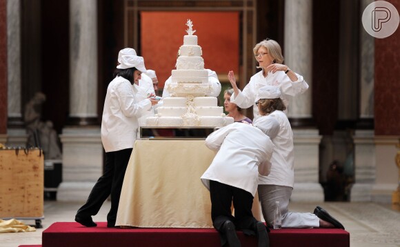 O bolo do casamento real foi dividido em 650 pedaços e pode ser servido por diversos anos, para que seja cumprida tradição de servir fatias em ocasiões especiais