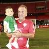 Zico, organizador do Jogo das Estrelas no Morumbi, em São Paulo, segura o neto Arthur no colo