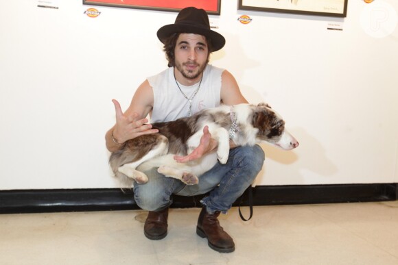 Fiuk brinca com um cachorro. O novo álbum do cantor se chama 'Vira-Lata', em 19 de novembro de 2013