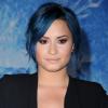 Demi Lovato chama a atenção com seu cabelo azul na premiére de 'Frozen- Uma aventura congelante'