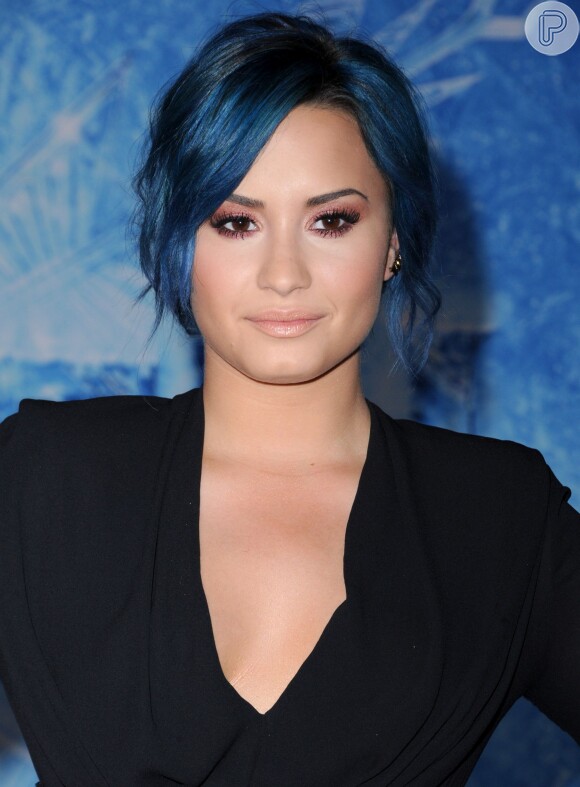 Demi Lovato chama a atenção com seu cabelo azul na premiére de 'Frozen- Uma aventura congelante'