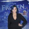 Demi Lovato escolhe look todo preto para ir à pré-estreia do filme 'Frozen - Uma aventura congelante'