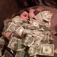 Khloé Kardashian compartilha foto coberta de dinheiro após acusação de fraude