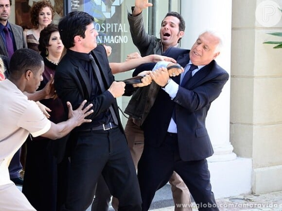 César (Antonio Fagundes) dá uma surra de cinto em Félix (Mateus Solano), em cena de 'Amor à Vida'
