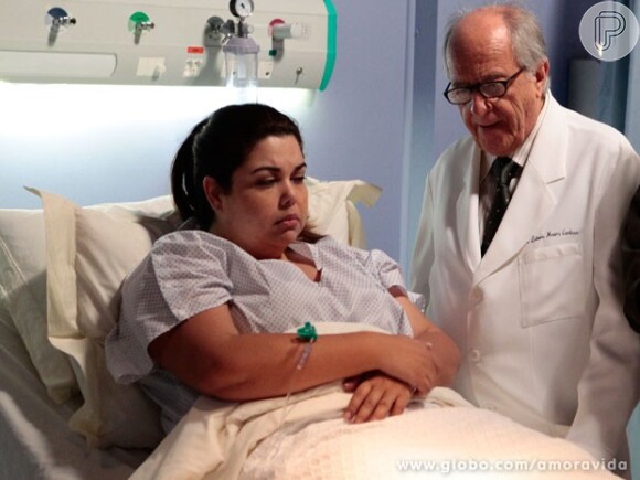 Perséfone (Fabiana Karla) é internada com fortes dores, após fazer dietas malucas na tentativa de emagrecer, em 'Amor à Vida'