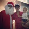 Neymar segura o filho, Davi Lucca, no colo e posa ao lado do Papai Noel no Natal