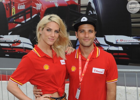 Bruno Gagliasso e Giovanna Ewbank foram conferir, pela primeira vez, uma corrida de Fórmula 1