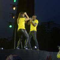 Ivete Sangalo e Thiaguinho cantam no lançamento da camisa da Seleção Brasileira