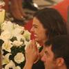 Quando passou a noiva, a atriz Bruna Spínola, Isis Valverde deu um sorrisão para ela
