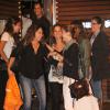 Daniela Mercury conversa com algumas amigas na saída de restaurante